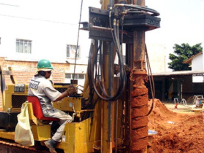 Estaca escavada mecanizada